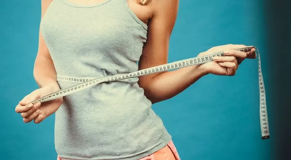 Una chica esbelta mejora sus resultados de pérdida de peso en una semana