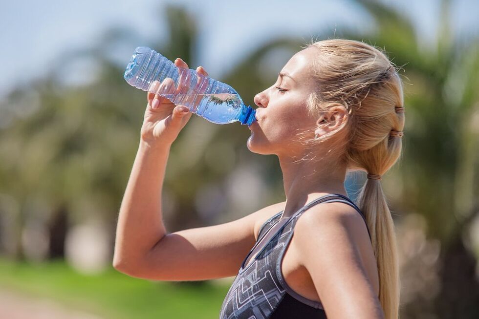 Beba suficiente agua para combatir la obesidad. 